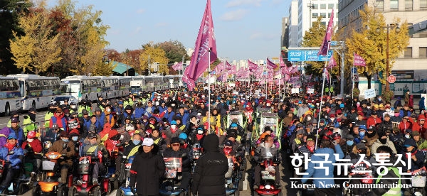 사진 : 한국지체장애인협회는 전국 17개 시도협회 및 산하 230개 지회 회원 3만여명이 참석한 가운데 대규모 장애인 생존권 쟁취 투쟁 결의대회를 열었다(사진 제공: 소셜포커스)