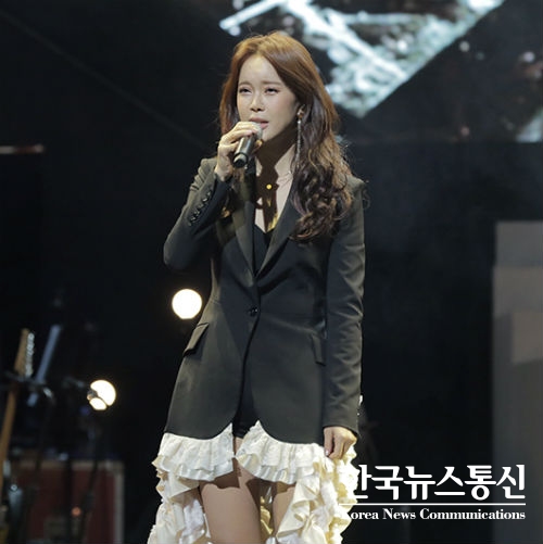 가수 백지영이 전국투어 콘서트 ‘BAEK STAGE(백스테이지)’의 첫 포문을 화려하게 열었다.