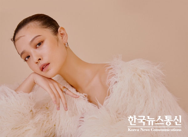 모델 사유빈, 박경민의 겨울을 담은 화보가 싱글즈 매거진 12월호를 통해 공개됐다.
