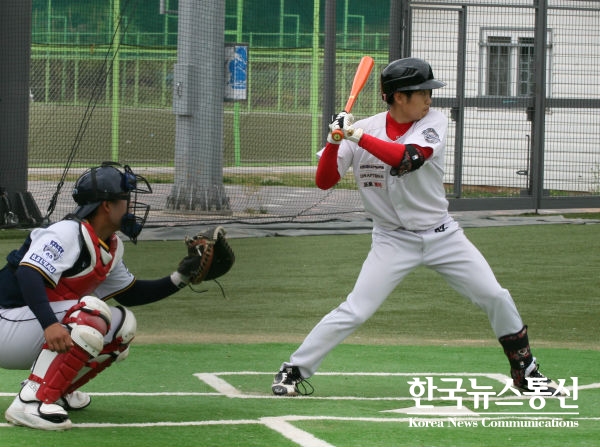 사진 : 평생교육원 학생이 야구를 하고있다.