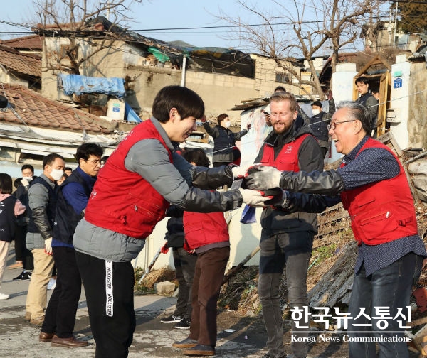사진 : 한국지멘스 임직원들로 구성된 ‘더 나눔 봉사단’ 단원들이 서울 노원구 백사마을을 찾아 ‘사랑의 연탄 나눔’ 봉사 활동을 펼치고 있다