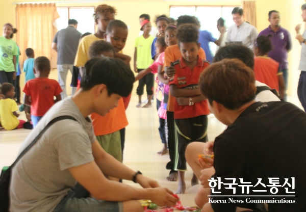 사진 : KBS스포츠예술과학원 재활운동복지계열 학생들이 아이들에게 생필품을 전달하고 있다.