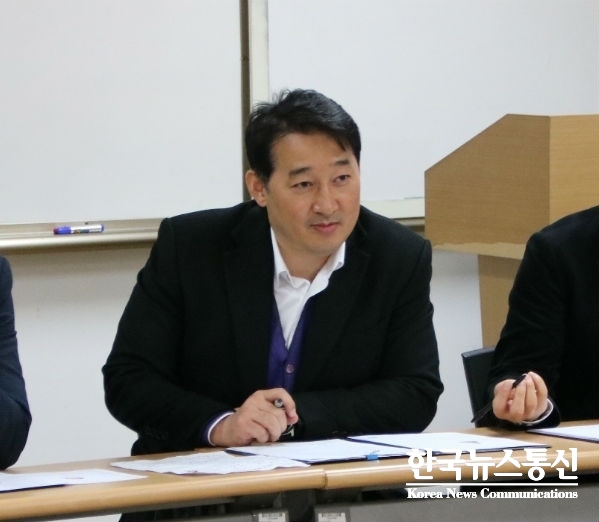 사진 : 허문영 박사가 KBS스포츠예술과학원 재활운동복지계열 신입생 면접을 진행하고 있다.