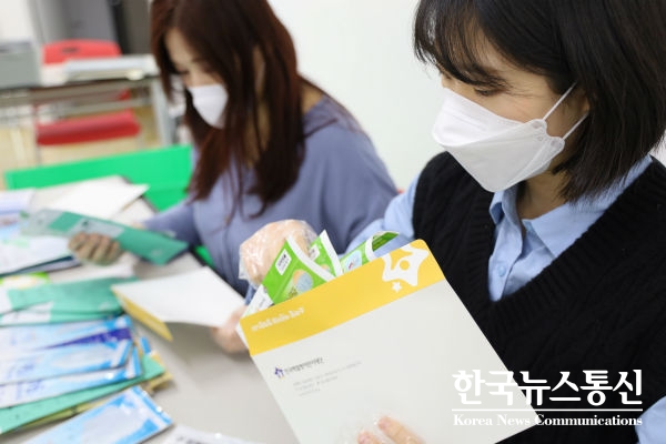 한국백혈병어린이재단이 코로나19로 마스크 부족에 시달리는 소아암 환자 가족을 위해 19일 마스크 21만장을 긴급 지원했다.