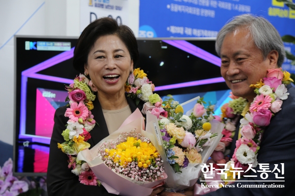 사진 : 남인순 송파병 국회의원 당선자가 기뻐하는 모습