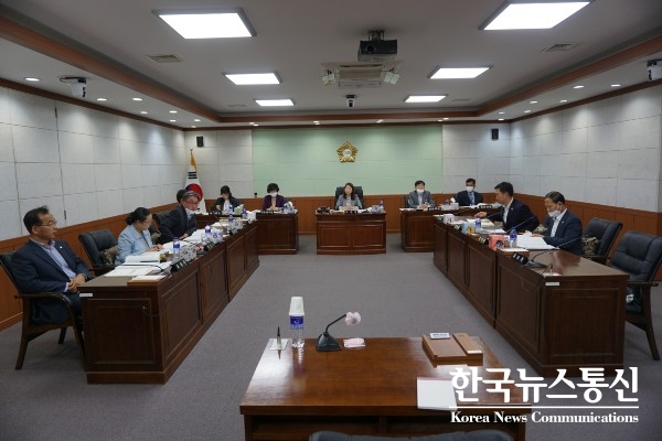 사진 : 동해시의회(의장 최석찬)는 5월 26일, 제298회 임시회 제2차 예산결산특별위원회(위원장 박주현)를 개최하였다.