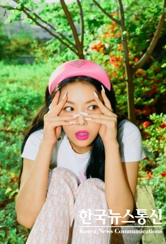 사진 : 가수 유빈이 네 번째 싱글 ‘넵넵(ME TIME)’의 활동을 성공적으로 마쳤다.