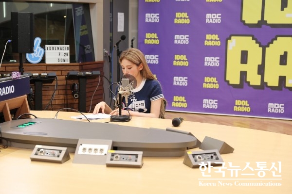 사진 : 솔로 가수 전소미가 지난 29일 방송된 MBC 표준FM ‘아이돌 라디오’에 출연해 통통 튀는 매력을 선사했다.
