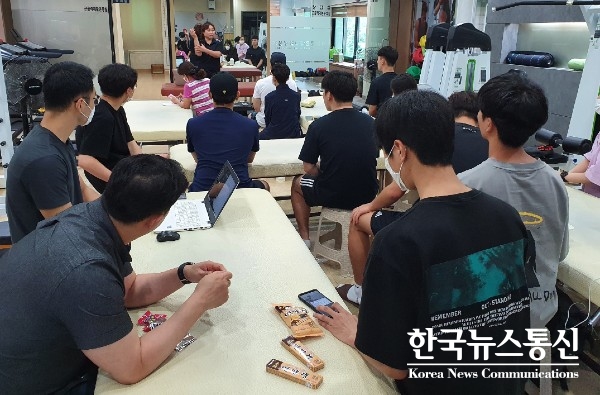 사진 : 사단법인 한국건강운동학회 수료과정에 참가한 KBS스포츠예술과학원 재활운동복지계열 학생들이 교육을 받고있다.