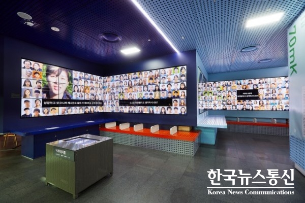 사진 : 시민청 지하 1층에 위치한 미디어월(담벼락미디어)에서는 66개 모니터를 통해 미디어 아트 전시가 열린다.