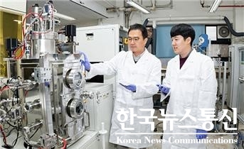 사진 : 왼쪽부터 서울대학교 이관형 교수, 권준영 박사이다.