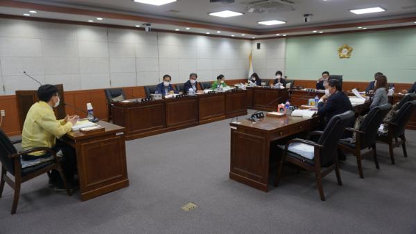 사진 : 동해시의회(의장 김기하)는 9월 21일 제302회 동해시의회 임시회 제1차 예산결산특별위원회(위원장 이정학)를 개최하였다.