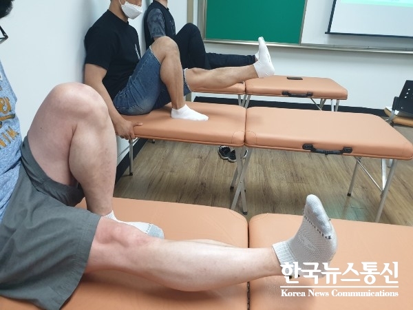 사진 : KBS스포츠예술과학원 재좔운동복지계열 학생들이 무릎 재활운동 실습을 진해하고 있다.