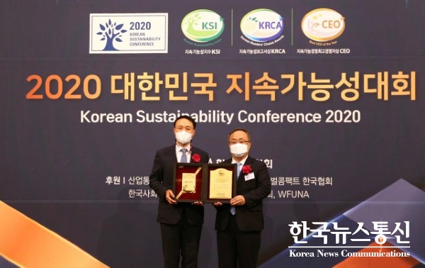 사진 : 신한카드가 한국표준협회 주관으로 개최된 ‘2020 대한민국 지속가능성대회’에서 카드업계 최초로 11년 연속 ‘대한민국 지속가능성지수 신용카드 부문 1위 기업에 선정됐다.