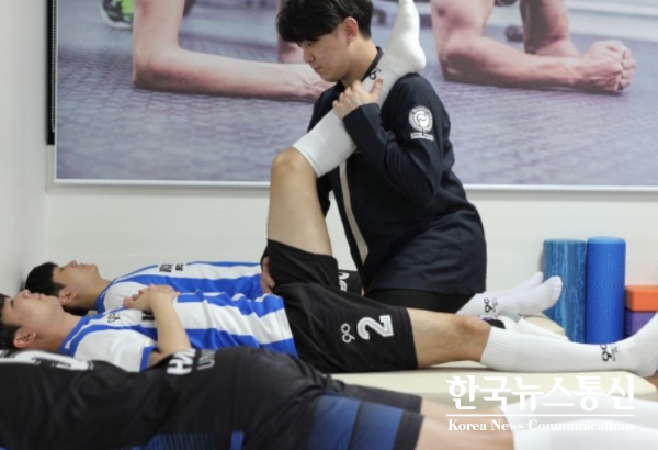 사진 : KBS스포츠예술과학원 스포츠재활계열 재학생이 축구선수 재활트레이닝을 진행하고 있다.