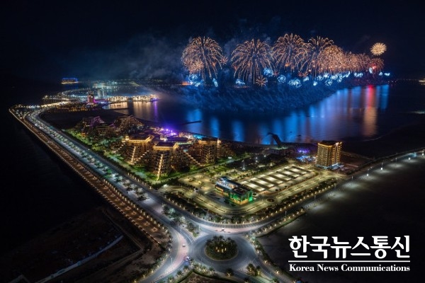 사진 : 라스 알 카이마가 세계 최대 불꽃놀이로 2021년의 시작을 알렸다.