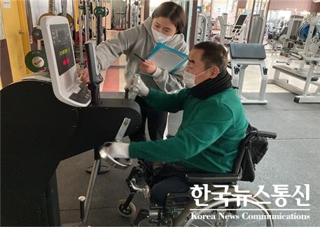 사진 : 가천대학교 운동재활센터에서 담당 트레이너가 장애인을 대상으로 유니버설디자인을 적용한 실내 운동용품(암에르고미터)을 이용해 맞춤형 운동 프로그램을 제공하고 있다.