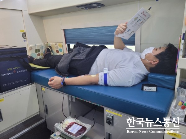 사진 : 헌혈버스에서 누림센터 직원이 헌혈을 하고 있다.