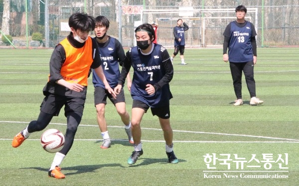 사진 : KBS스포츠예술과학원 스포츠마케팅계열 축구전문가 과정 학생들이 축구경기를 진행하고 있다.