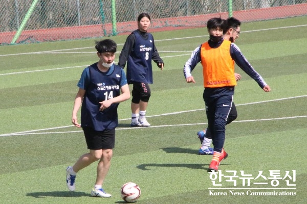 사진 : KBS스포츠예술과학원 스포츠마케팅계열 축구전문가 과정 학생들이 축구경기를 진행하고 있다.