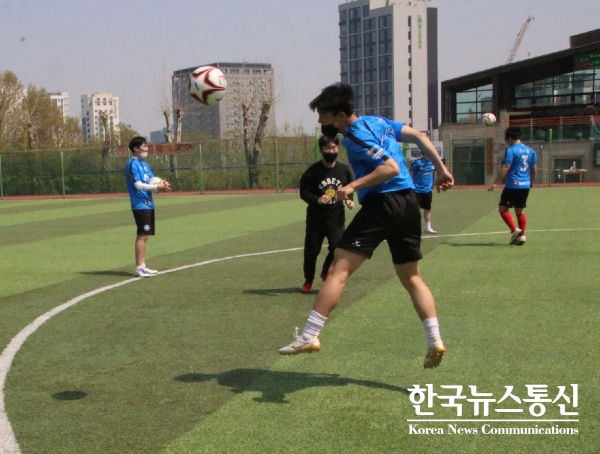 사진 : KBS스포츠예술과학원 스포츠마케팅계열 축구전문가과정 학생들이 체계적인 훈련을 진행하고 있다.