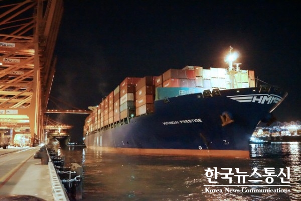 사진 : 5000TEU급 컨테이너선 HMM 프레스티지호가 부산 신항 HPNT에서 국내 수출기업들의 화물을 싣고 출항하고 있다.