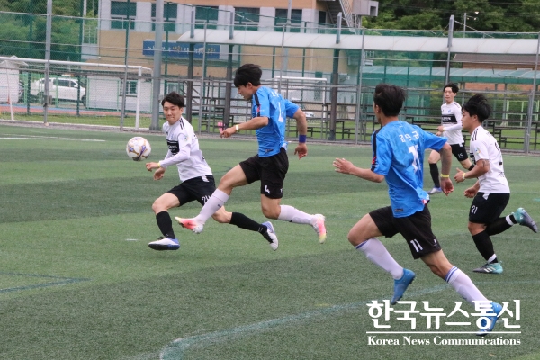 사진 : KBS스포츠예술과학원 축구팀이 국민대를 상대로 공격을 진행하고 있다.