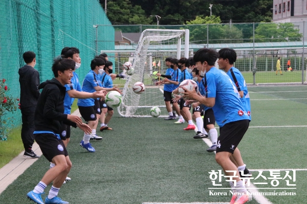 사진 : KBS스포츠예술과학원 축구팀이 경기 전 몸을 풀고 있다.