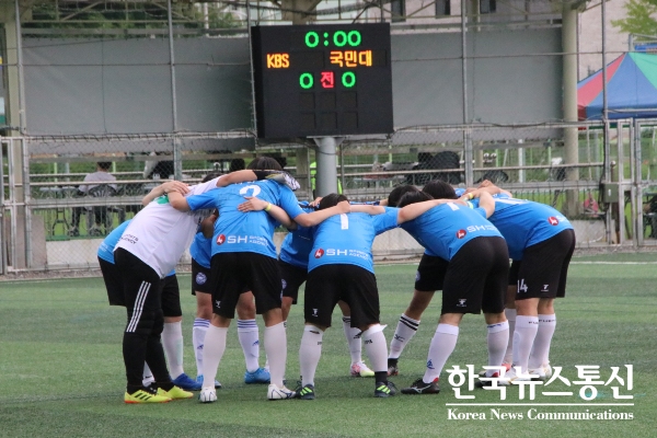 사진 : KBS스포츠예술과학원 축구팀이 경기 전 화이팅을 외치고 있다.