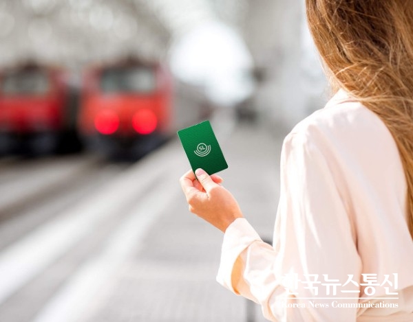 사진 : 아이데미아가 세계 최초의 대중교통 EMV화이트 라벨 카드를 스토스톡홀름스 로칼트라픽에 공급하는 계약을 체결했다.
