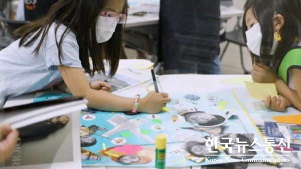 사진 : 서서울예술교육센터 빼꼼 프로젝트에 참여한 어린이들이 함께 작품을 만들고 있다.