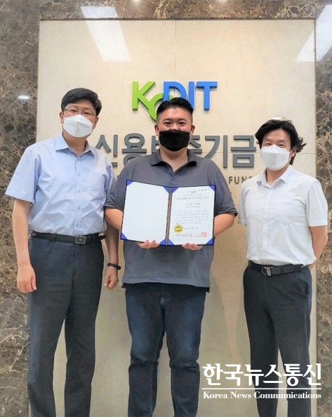 사진 : 루니미디어 박보성 대표(가운데)와 신용보증기금 경기스타트업지점 정우성 지점장, 김형동 팀장
