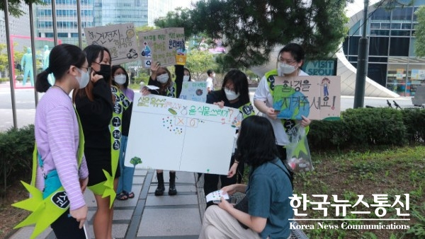 사진 : 청소년 기후위기 대응 거리 캠페인을 통해 주민과 소통하고 있는 청소년들