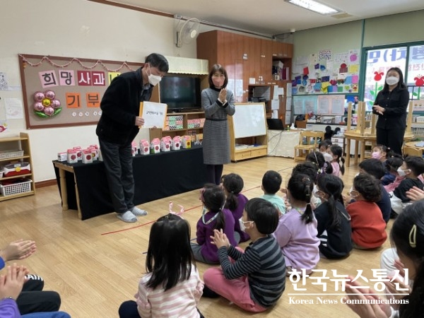 사진 : 강동청소년회관 어린이집이 후원금 전액 20만원을 한국청소년연맹 사회공헌사업 희망사과나무에 전달했다.