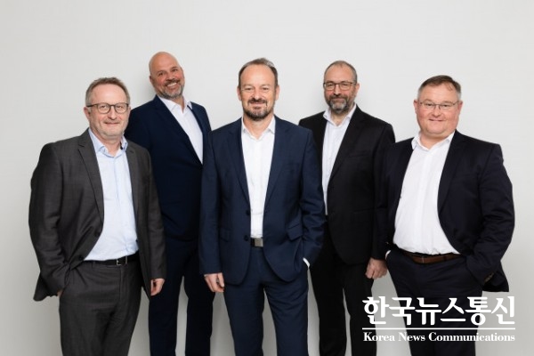 사진 : 왼쪽부터 신임 CSO 게르하르트 에디, CFO 다니엘 위르겐스, CEO 디르크 하프트, CTO 콘라드 가르하머, COO 토마스 슐츠.