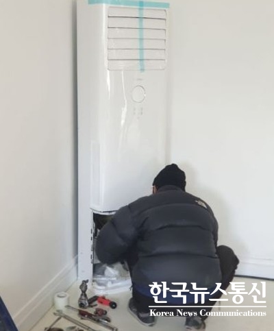 사진 : 가온누리이아시스국제봉사단이 3일 2021년도 하반기 냉난방기 무료 지원사업 기관에 선정된 춘천 생명수교회에 냉난방기를 설치하고 있다.