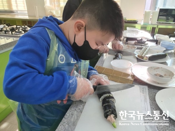 사진 : 슬기로운 방학생활 청소년요리교실에 참가한 청소년이 샐러드 김밥을 만들고 있다.
