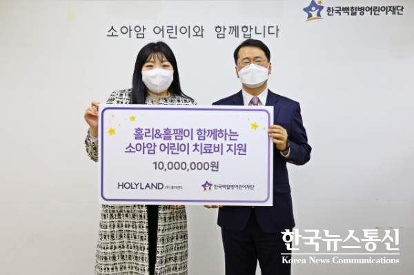 사진 : 왼쪽부터 기부금 전달식에 참여한 유튜브 크리에이터 홀리, 한국백혈병어린이재단 서선원 사무총장
