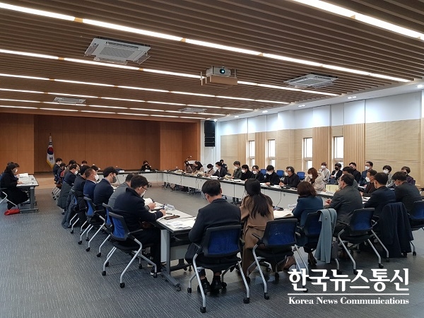 사진 : 강원도교육청은 24일(월), 도교육청 대회의실에서 ‘2022년 지방교육재정 집행 관계자 회의’를 개최했다.