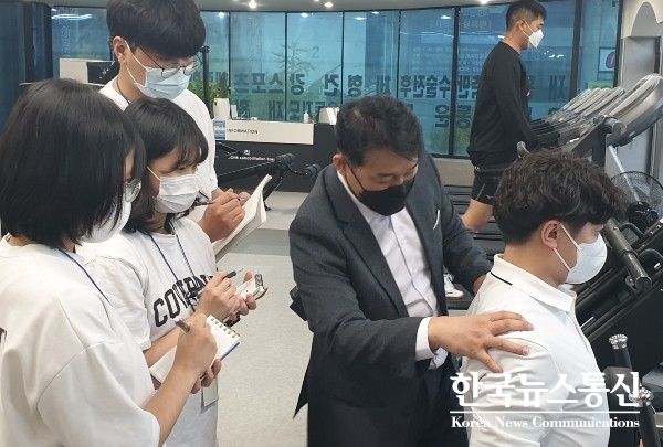사진 : KBS스포츠예술과학원 운동처방재활계열 학생들이 전문건강운동센터에서 실습을 진행하고 있다.