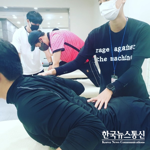 사진 : KBS스포츠예술과학원 스포츠재활계열 학생들이 전문스포츠재활센터에서 현장실습을 진행하고 있다.