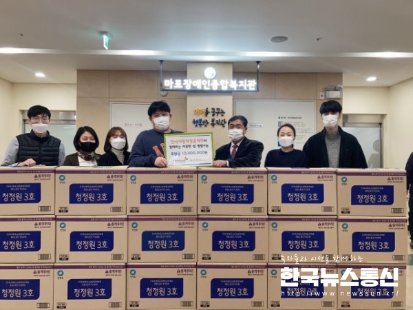 사진 : 한국지방재정공제회가 후원금 1000만원을 기부하고 전달식에서 기념 촬영을 하고 있다.