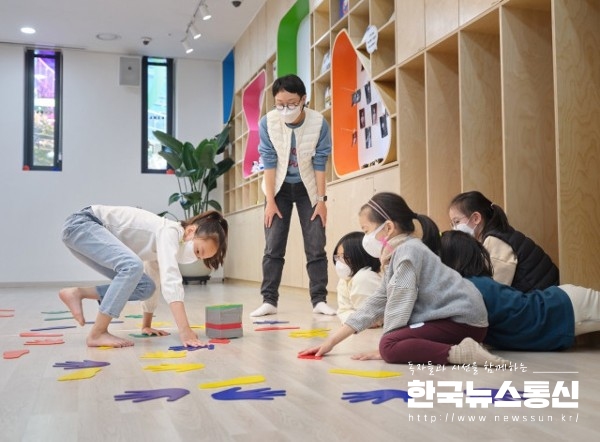사진 : 서울문화재단의 2021년 서울형 지역예술 교육 사업 지역 TA 프로그램 중 ‘닭은 정말 꼬끼오 하고 말할까’.