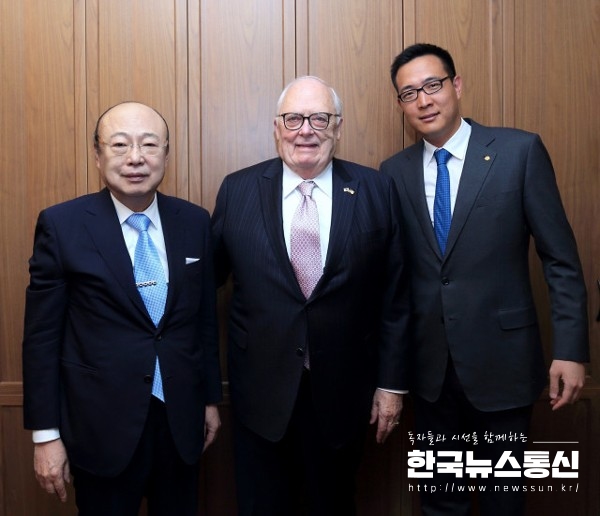 사진 : 왼쪽부터 김승연 한화그룹 회장, 에드윈 퓰너 회장, 김동선 상무가 기념 촬영을 하고 있다.