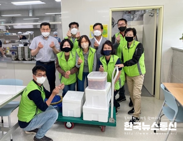 사진 : 우뢰징검다리봉사단이 중마장애인복지관에 음식 나눔 활동을 진행했다.