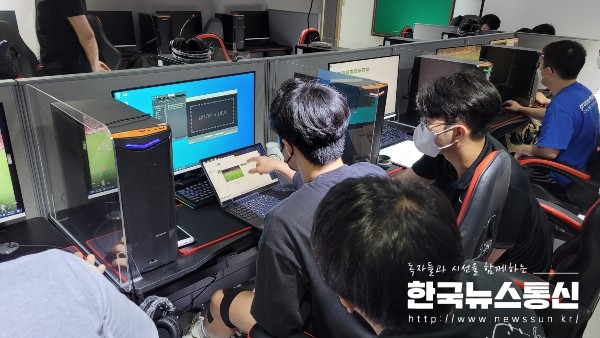사진 : KBS스포츠예술과학원 축구전문가과정 학생들이 실습을 진행하고 있는 모습이다.