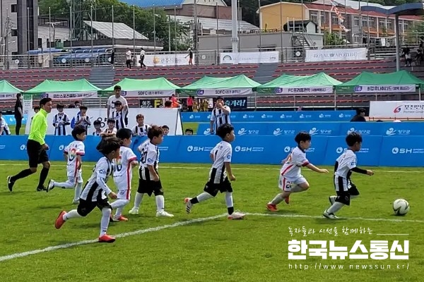 사진 : '2022 행복 양구컵 전국 유소년 축구클럽 페스티벌' 대회 첫날 저학년 선수들이 경기를 치르고 있다.