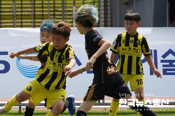 사진 : '2022 행복 양구컵 전국 유소년 축구클럽 페스티벌' 대회 마지막날 고학년 선수들이 경기를 치르고 있다.
