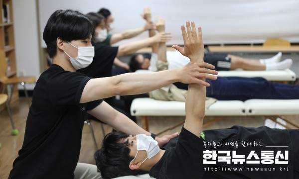 사진 : KBS스포츠예술과학원 재활운동복지계열 학생들이 임상재활운동(어깨재활운동) 실기수업을 진행하고 있다.