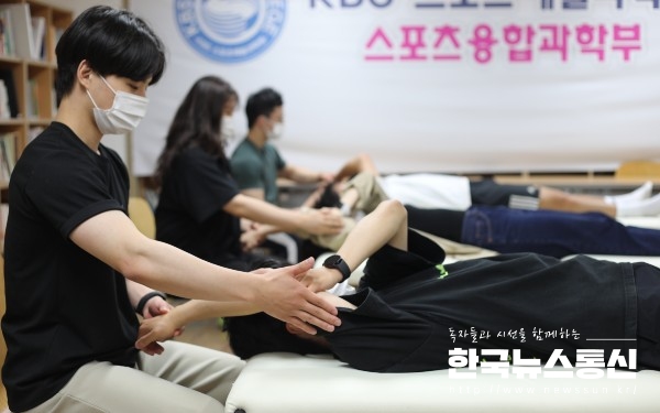 사진 : KBS스포츠예술과학원 재활운동복지계열 학생들이 취업에 필요한 현장재활운동기술(어깨재활운동법) 실기를 진행하고 있다.